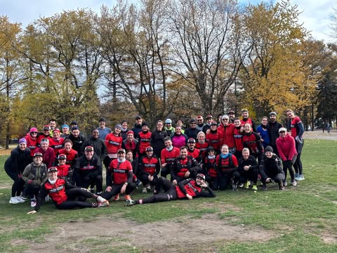 Photo de groupe des membres des Chickens dans un parc, à l'automne